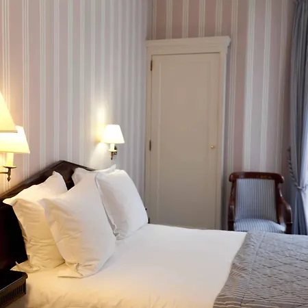 Hotel The Originals City, Lecourbe, Tour Eiffel Paris