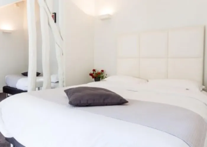 Lecourbe, Tour Eiffel Hotel