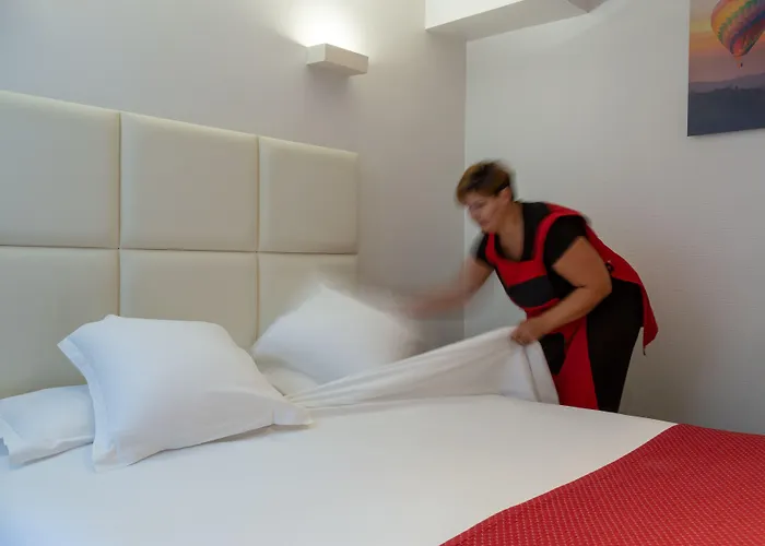 The Originals City, Lecourbe, Tour Eiffel Hotel Paris