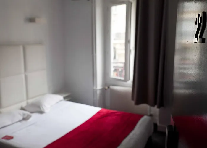 The Originals City, Lecourbe, Tour Eiffel 3* Paris